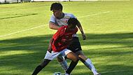 Der Mainrother Abdoul Bah (vorne) schirmt den Ball gegen Lian Gack ab. Der Mainrother Abdoul Bah (vorne) schirmt den Ball gegen Lian Gack ab.
