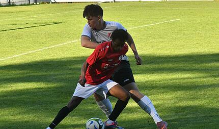 Der Mainrother Abdoul Bah (vorne) schirmt den Ball gegen Lian Gack ab.