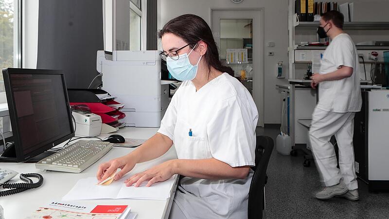 Gerade in Pflegeberufen, hier das Klinikum Forchheim-Fränkische Schweiz in Forchheim, sorgt die Corona-Isolationspflicht zusätzlich für eine angespannte Personalsituation.Forchheim & Fränkische Schweiz