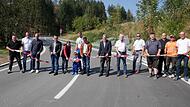 Der kleine Felix durfte das Band durchschneiden und den Verkehr offiziell wieder freigeben. Mit Bürgermeister Jens Korn (4.v.l.), stellv. Landrat Gerhard Wunder (7.v.r.) und Thomas Haas (8.v.r.) von der Regierung von Oberfranken