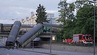 Güterzug stürzt in München von Brücke Güterzug stürzt in München von Brücke