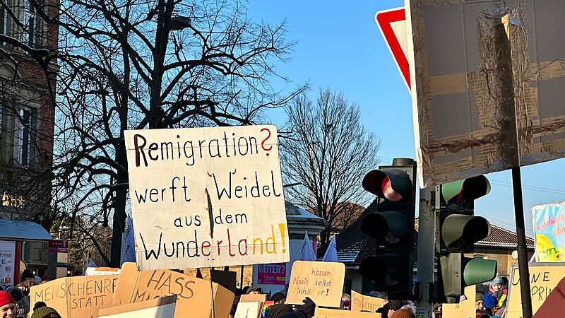 Die pseudoakademische Verharmlosung des von Neonazis verwendeten Begriffs "Remigration" nahmen diese Demonstranten aufs Korn und verlangten stattdessen die Vertreibung von AfD-Co-Vorsitzender Alice Weidel.