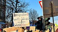 Die pseudoakademische Verharmlosung des von Neonazis verwendeten Begriffs "Remigration" nahmen diese Demonstranten in Bamberg aufs Korn und verlangten stattdessen die Vertreibung von AfD-Co-Vorsitzender Alice Weidel.Großdemo gegen AfD und Faschismus in Bamberg Die pseudoakademische Verharmlosung des von Neonazis verwendeten Begriffs "Remigration" nahmen diese Demonstranten aufs Korn und verlangten stattdessen die Vertreibung von AfD-Co-Vorsitzender Alice Weidel.