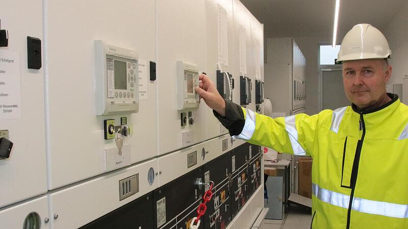 Projektleiter Thomas Henze zeigt einen Teil der neuen Schaltfelder im Umspannwerk Fuchsstadt.