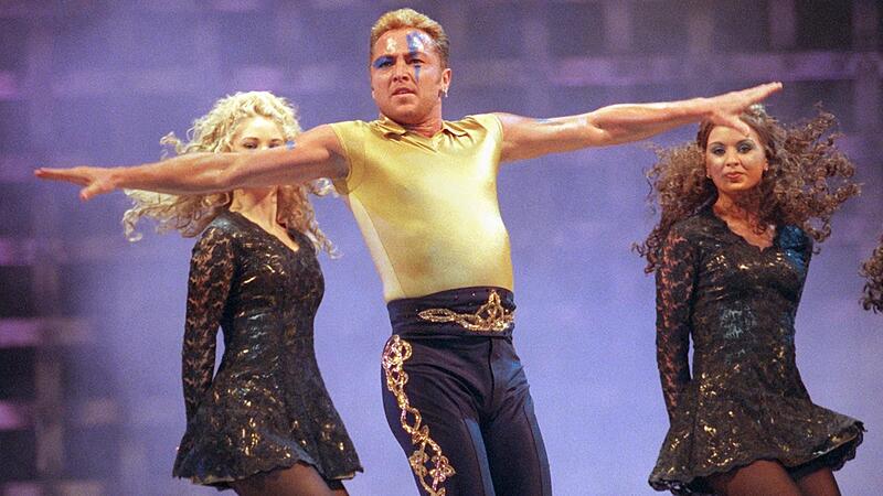 Michael Flatley hat den Tanz gleichzeitig auf eine neue Stufe gehoben und popularisiert. Die Aufnahme zeigt ihn im Jahr 1998. Michael Flatley hat den Tanz gleichzeitig auf eine neue Stufe gehoben und popularisiert. Die Aufnahme zeigt ihn im Jahr 1998.