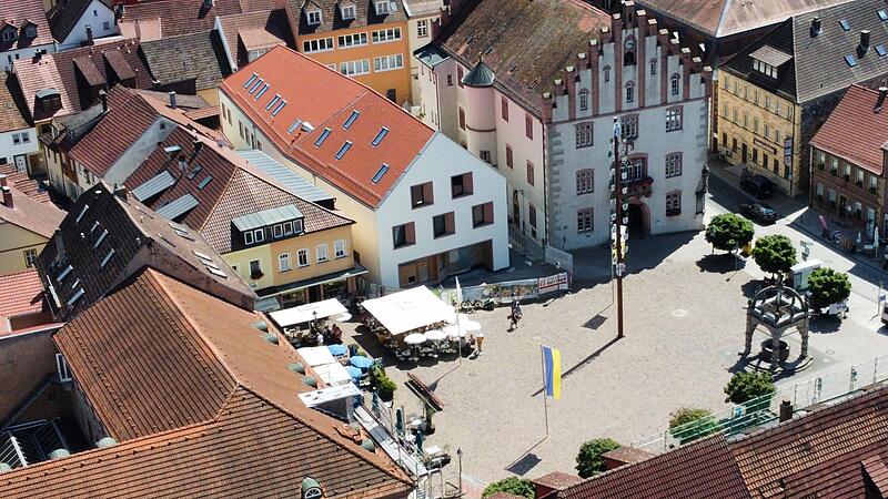 Am Hammelburger Marktplatz ist nicht jede Werbung gerne gesehen.