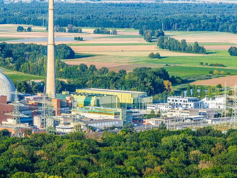 Der Abluftkamin, der hohe Turm, soll zusammen mit den anderen Kernkraftgebäuden ab 2033 entfernt werden. Wie das geschehen soll, steht noch nicht fest. Daneben befindet sich das Zwischenlager. Der Abluftkamin, der hohe Turm, soll zusammen mit den anderen Kernkraftgebäuden ab 2033 entfernt werden. Wie das geschehen soll, steht noch nicht fest. Daneben befindet sich das Zwischenlager.