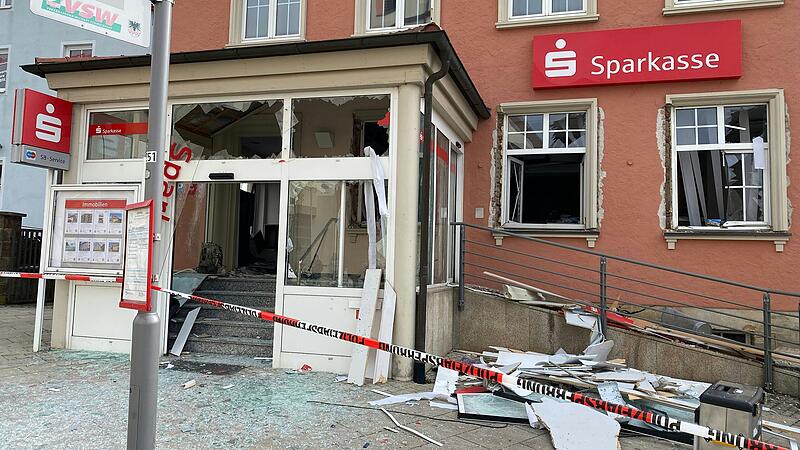 Erheblicher Schaden entstand in der Nacht zum 26. Februar bei der Sprengung von Geldautomaten der Sparkasse Ha&szlig;berge-Schweinfurt in Stadtlauringen.