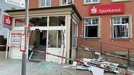 Erheblicher Schaden entstand in der Nacht zum 26. Februar bei der Sprengung von Geldautomaten der Sparkasse Ha&szlig;berge-Schweinfurt in Stadtlauringen.