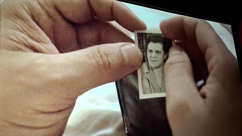 Filmszene aus den letzten Tagen von Friedrich Baur: Liebevoll hält er das Bild von Kathi Baur in den Händen.