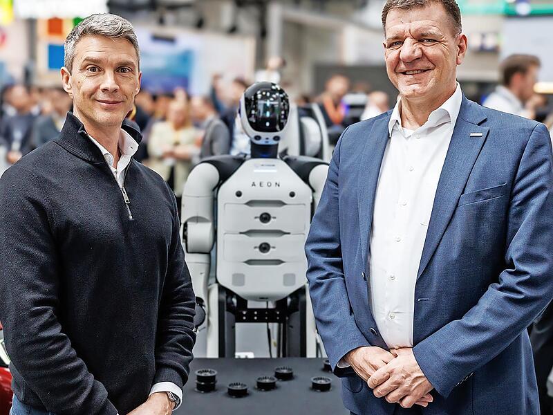 Arnaud Robert (links), Pr&auml;sident von Hexagon Robotics, und Jochen Schr&ouml;der, Vorstand Produktion, Supply Chain Management und Einkauf der Schaeffler AG, besiegelten die Technologiepartnerschaft auf der Hannover Messe.