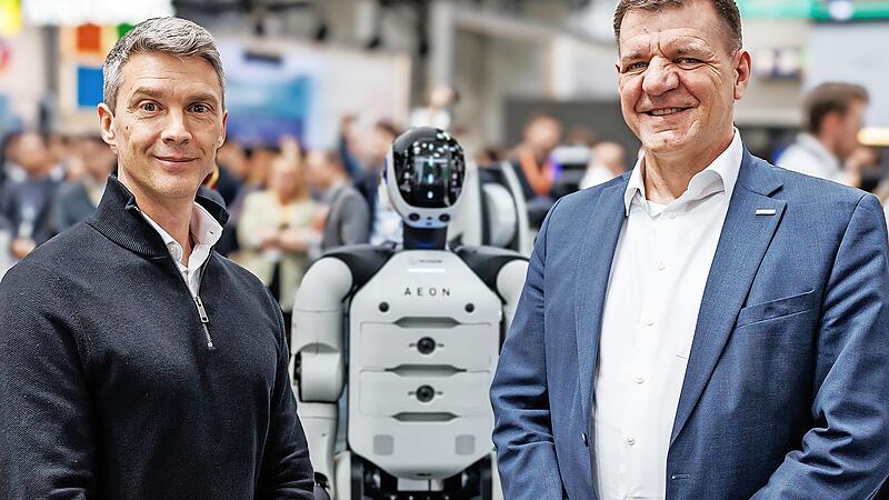 Arnaud Robert (links), Pr&auml;sident von Hexagon Robotics, und Jochen Schr&ouml;der, Vorstand Produktion, Supply Chain Management und Einkauf der Schaeffler AG, besiegelten die Technologiepartnerschaft auf der Hannover Messe.