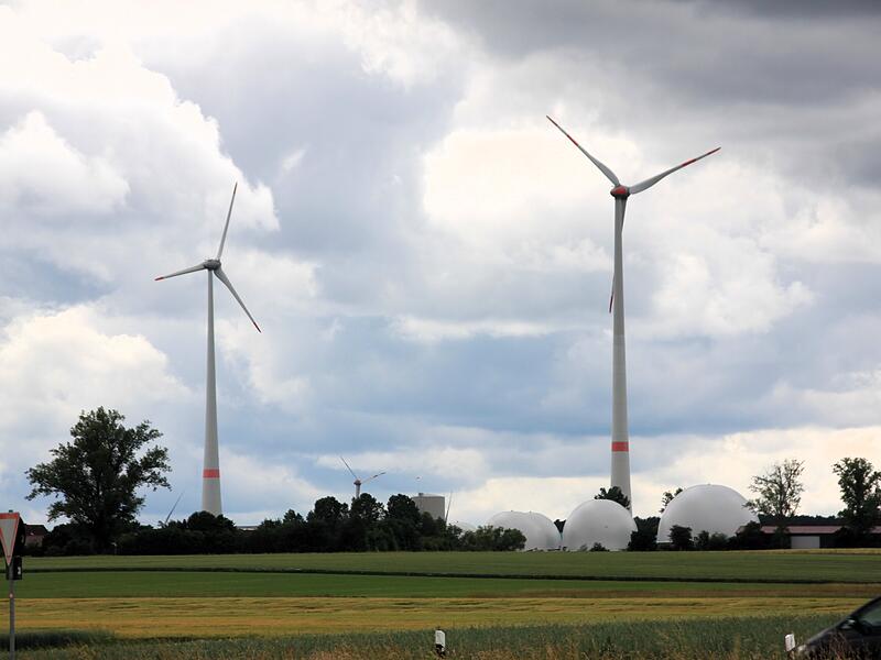 Windräder bei Herzogenaurach Unweit der Herzogenauracher Ortsteile Zweifelsheim und Höfen stehen mehrere Windräder. Sie sind mit die ersten, die (im Jahr 2014) in Erlangen-Höchstadt gebaut wurden.