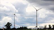 Windräder bei Herzogenaurach Unweit der Herzogenauracher Ortsteile Zweifelsheim und Höfen stehen mehrere Windräder. Sie sind mit die ersten, die (im Jahr 2014) in Erlangen-Höchstadt gebaut wurden.