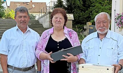 Zu ihrem 50. Ehejubil&auml;um erhielten Reiner Vogel und seine Ehefrau Rosmarie Pr&auml;sente von Gemeinde und Landrat.