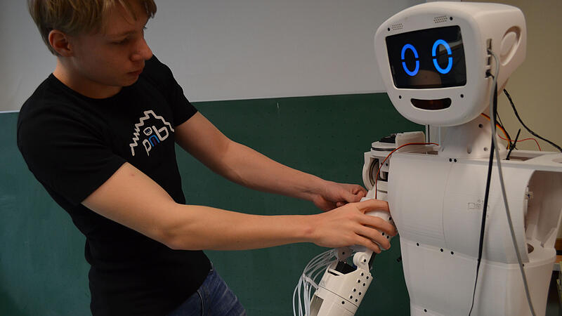 Schüler des Ernestinum in Coburg bauen Roboter und gewinnen Forschungs-Preis für das KI-Projekt