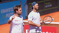 Daumen hoch: Kevin Krawietz (l.) und Tim Pütz starten nach der Aufgabe in Hamburg bei den French Open.