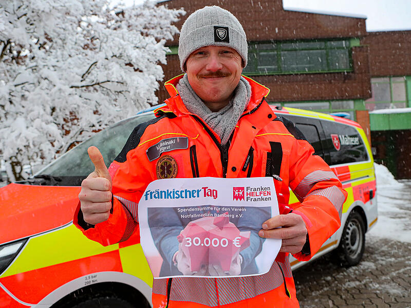 Spenden&uuml;bergabe &bdquo;Franken helfen Franken&ldquo; nach Adventsaktion 2025Franken helfen Franken Scheck