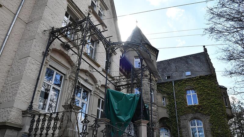 Blick auf die Rückseite des Schlosses, die als Hintergrund für die Freilichtbühne dient.