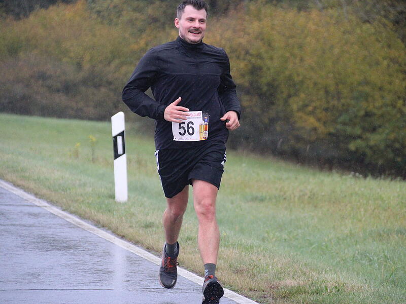 Trotz nasskaltem Herbstwetter lie&szlig;en sich die Sportler den Spa&szlig;  beim 38. Frankenwaldlauf der LG Ludwigschorgast nicht vermiesen.