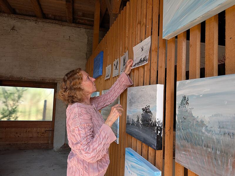 Petra von Stromberg aus Poxdorf  bereitet sich auf die Veranstaltung Offenes Atelier vor.