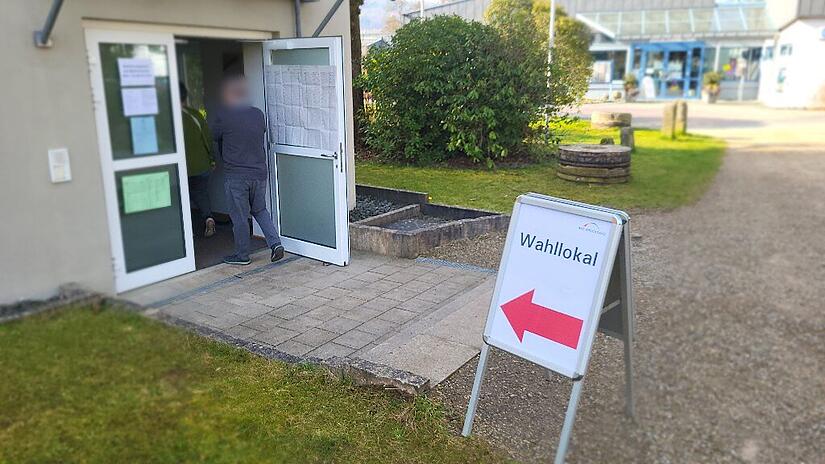 Wahllokal Bad Br&uuml;ckenau: Musikschule. Immer wieder kommen W&auml;hlerinnen und W&auml;hler.