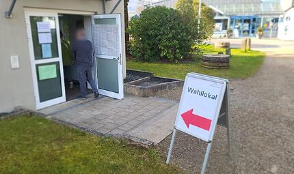 Wahllokal Bad Br&uuml;ckenau: Musikschule. Immer wieder kommen W&auml;hlerinnen und W&auml;hler.
