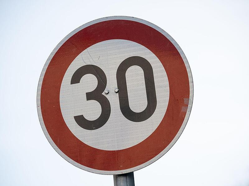 Unbekannter macht in Michelau aus Tempo-30-Schild ein Tempo-80-Schild Unbekannter macht in Michelau aus Tempo-30-Schild ein Tempo-80-Schild