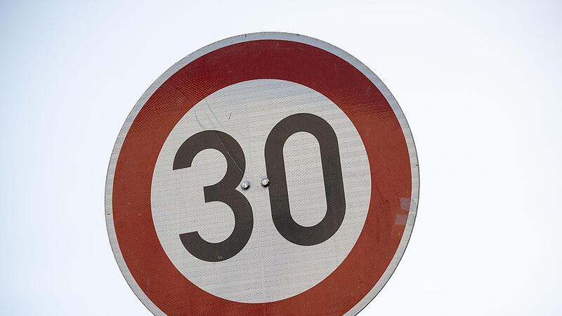Unbekannter macht in Michelau aus Tempo-30-Schild ein Tempo-80-Schild Unbekannter macht in Michelau aus Tempo-30-Schild ein Tempo-80-Schild