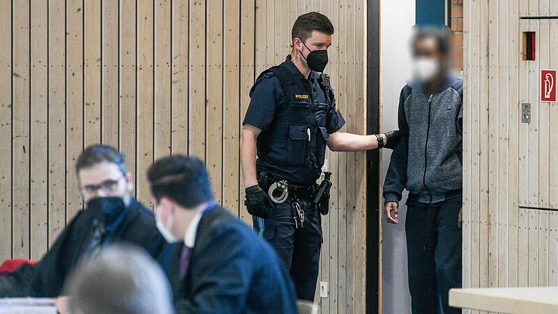 Der dritte Verhandlungstag im Prozess um die Messerattacke am Barbarossaplatz in W&uuml;rzburg fand in der Wei&szlig;en M&uuml;hle in Estenfeld statt: Polizisten brachten den Beschuldigten zu seinem Platz auf der Anklagebank.