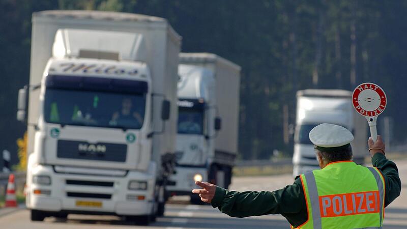 Ein Polizeibeamter winkt einen Lkw zur Kontrolle auf einen Parkplatz: Die Verkehrspolizeiinspektion Bamberg nahm den Schwerlastverkehr auf der B279 zwischen Ebern und Baunach genau unter die Lupe.