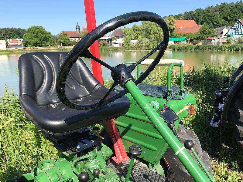 1000 Jahre Ailsbach: Die Oldtimer gl&auml;nzten und tuckerten um die Wette