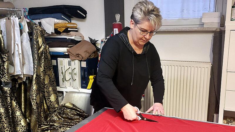Kerstin Zinecker aus Teuschnitz zeigt, wie man ein Squid-Game-Kostüm schnell und ohne großen Aufwand selbst schneidert.