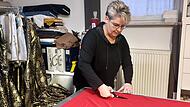 Kerstin Zinecker aus Teuschnitz zeigt, wie man ein Squid-Game-Kostüm schnell und ohne großen Aufwand selbst schneidert.
