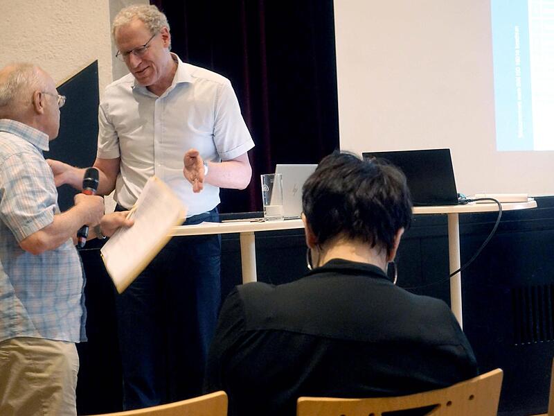 Horst Eisenack, 2. Vorsitzender vom Bund Naturschutz und Gegner der Südumfahrung, diskutiert mit Bürgermeister German Hacker. Horst Eisenack, 2. Vorsitzender vom Bund Naturschutz und Gegner der Südumfahrung, diskutiert mit Bürgermeister German Hacker.