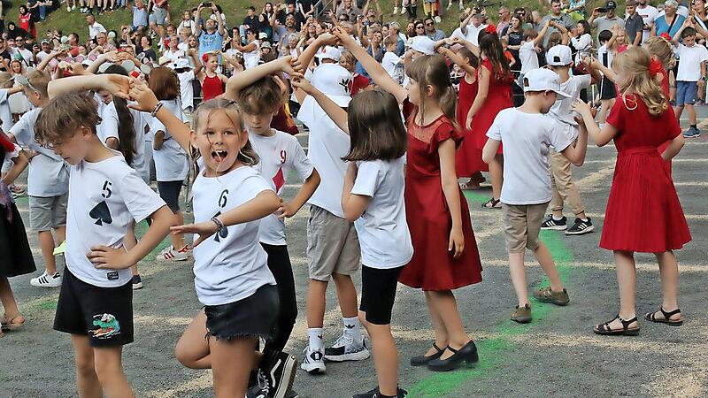 Der „Rutscher“, vorgeführt von den Viertklässlern, ist immer einer der Höhepunkte des Kinderfestes. Hier eine Szene von 2024. Der „Rutscher“, vorgeführt von den Viertklässlern, ist immer einer der Höhepunkte des Kinderfestes. Hier eine Szene von 2024.