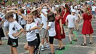 Der „Rutscher“, vorgeführt von den Viertklässlern, ist immer einer der Höhepunkte des Kinderfestes. Hier eine Szene von 2024.