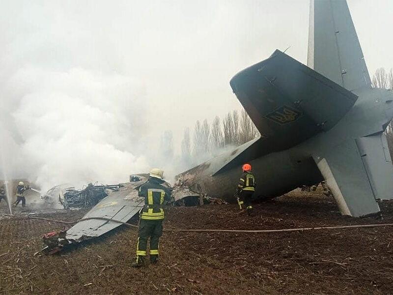Dieses vom State Emergency Service Of Ukrainian zur Verfügung gestellte Foto zeigt Ukrainische Feuerwehrleute am 24.02.2022 im Einsatz nach dem Absturz eines Transportflugzeugs des ukrainischen Militärs vom Typ Antonow An-26. Beim Absturz eines ukrainischen Militärflugzeugs südlich von Kiew sind nach offiziellen Angaben mindestens fünf Menschen getötet worden.
