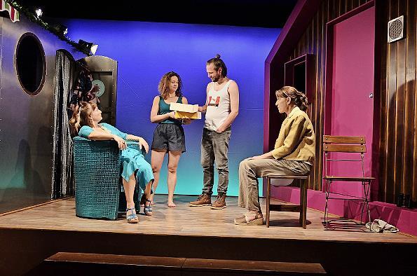 Jessica Latein (von links), Tonia Fechter, Yannick Rey und Susanne Pfeiffer in einer Szene von „Wo immer du bist“.