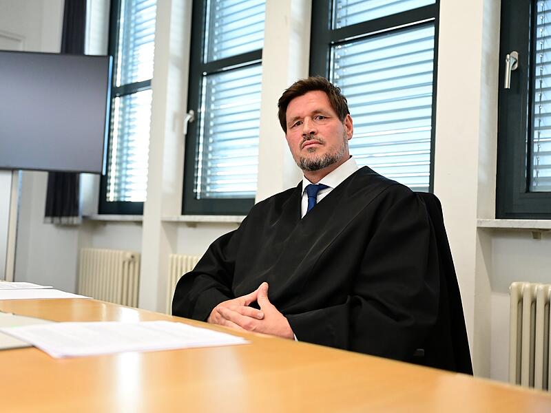 Amtsgericht Bamberg Fußball Trainer Betrug Eintrittskarten Ebay-Kleinanzeigen Rechtsanwalt Johannes Kulla aus Bamberg verteidigt den Angeklagten, der nicht fotografiert werden will.