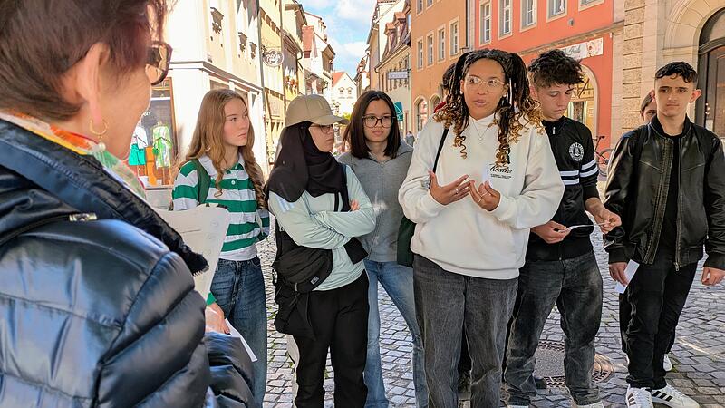 Schülerinnen und Schüler der 10. Klasse der Hugo-von-Trimberg-Schule in Bamberg diskutieren mit Christa Reich über Kosumentscheidungen.