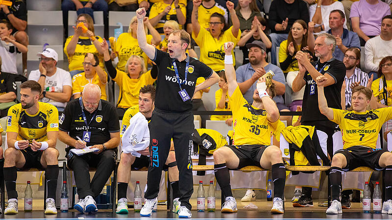 Jan Gorr und die HSC-Bank bejubelt einen Treffer.