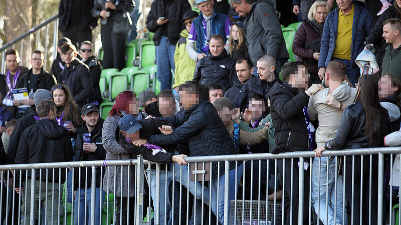 Mit dem Hachinger Siegtreffer kam auf der Haupttribüne des Fuchsparkstadions Unruhe auf. Die Polizei löste die Situation aber schnell.