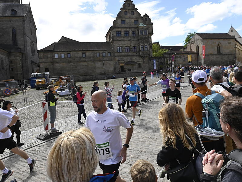 Weltkulturerbelauf 2025: 10,7 Kilometer durch Bamberg. Etwa 3700 Teilnehmer waren beim Wieland-Lauf am Start.