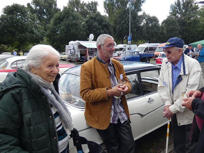 Stephan Schnaus (Zweiter von links) zusammen mit seiner Mutter Roswitha (links) im Gespräch mit Oldtimerfreunden aus Hessen beim Borgwardtreffen in Haßfurt