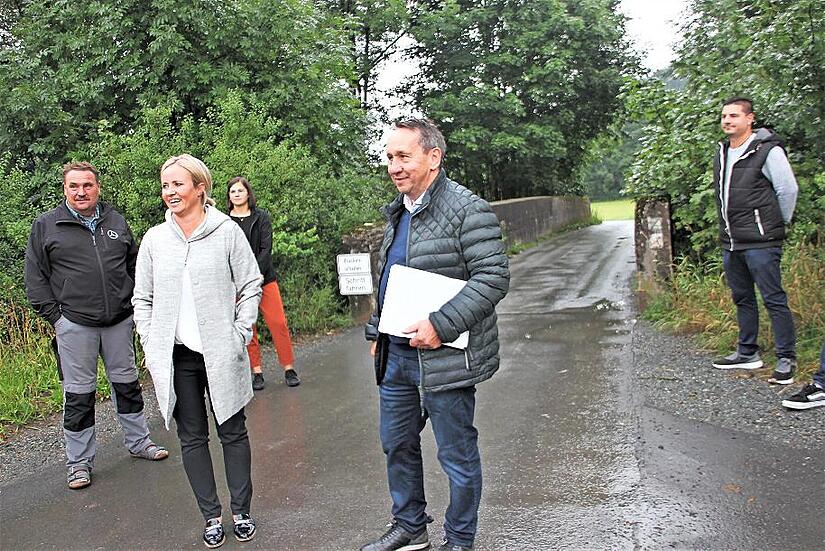 Bei einer Bauausschusssitzung Ende August machten sich die Mitglieder ein Bild vom Zustand der Brücke bei der Zigeunerschneidmühle.