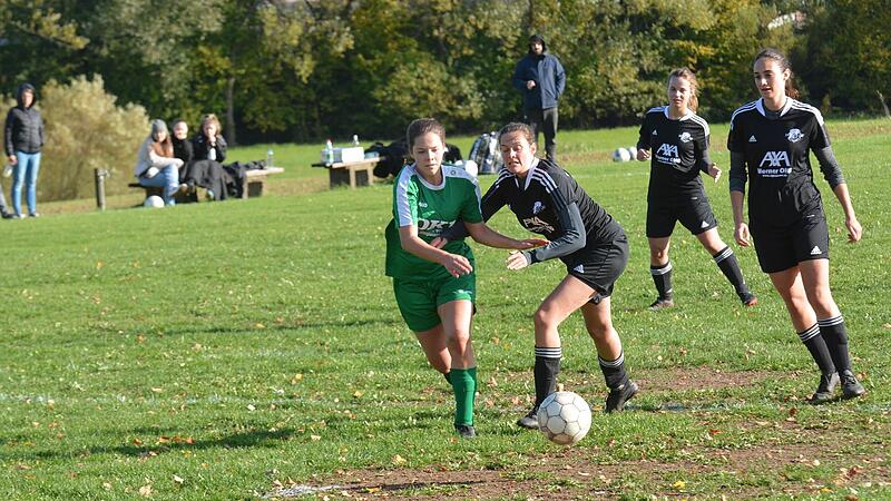 Zumindest sportlich ist die SG Schönderling/Schondra/Thulba um Lea Ulsamer (links) dem FC Rottershausen enteilt und geht diese Saison in der Bezirksliga an den Start. Zumindest sportlich ist die SG Schönderling/Schondra/Thulba um Lea Ulsamer (links) dem FC Rottershausen enteilt und geht diese Saison in der Bezirksliga an den Start.