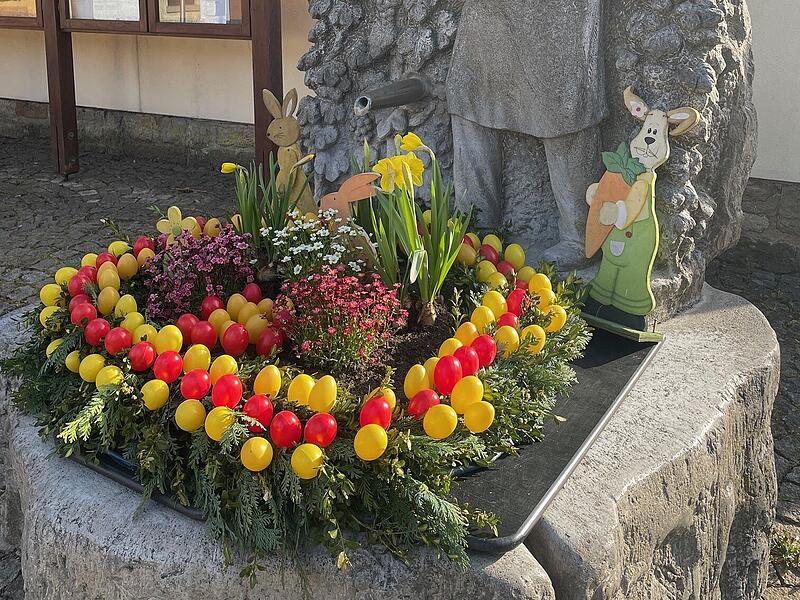 Der Ramsthaler Brunnen im österlichen Schmuck
