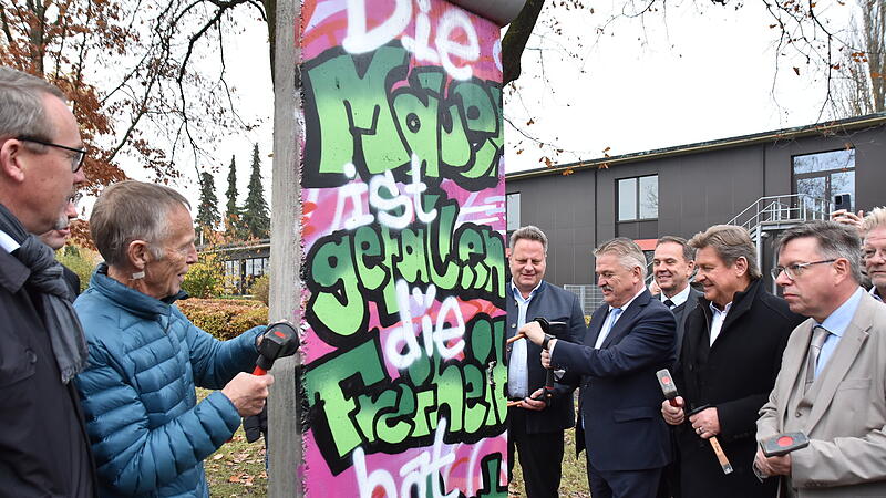 Landrat Klaus Peter Söllner und Zeitzeuge Hans-Jochen Scheidler (links) wollen die „Kulmbacher Mauer“ zum Einsturz bringen – Foto Uschi Prawitz