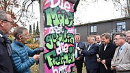 Landrat Klaus Peter Söllner und Zeitzeuge Hans-Jochen Scheidler (links) wollen die „Kulmbacher Mauer“ zum Einsturz bringen – Foto Uschi Prawitz